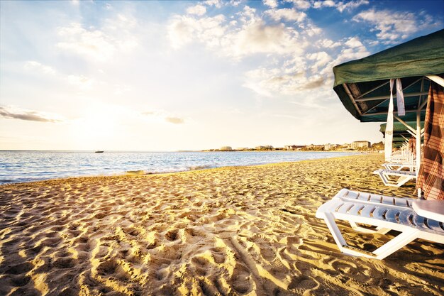 Spiaggia di sabbia con lettini