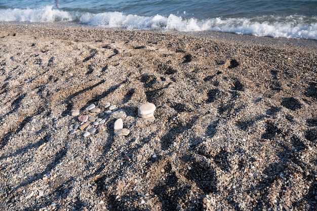 Spiaggia di sabbia con ombre. Vicino al mare.