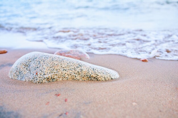 Spiaggia di sabbia con onde del mare.