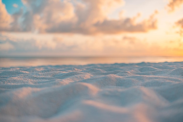 Spiaggia di sabbia dell'oceano, primo piano, tramonto, alba, paesaggio all'aperto, raggi solari, paesaggio marino, natura da sogno, ispirazione