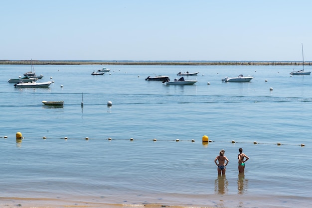 Spiaggia di sabbia della costa nel villaggio di Herbe sulla baia di Arcachon in Francia