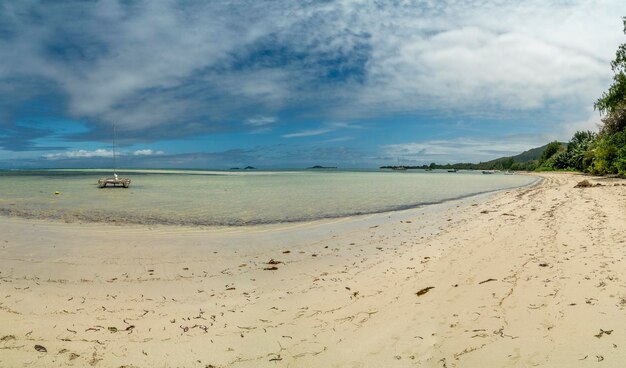 Spiaggia di sabbia delle Seychelles a Praslin con catamarano