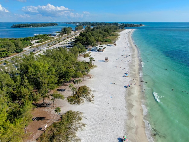 Spiaggia di sabbia e acqua turchese a Bradenton Beach durante le giornate estive blu Anna Maria Island Florida