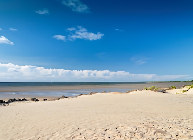 Spiaggia di sabbia e ambiente a tema cielo blu