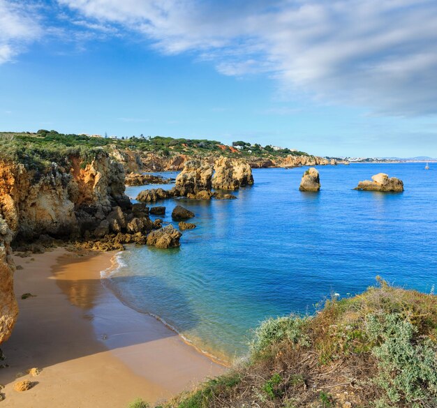 Spiaggia di sabbia e estate costa rocciosa atlantica vista dall'alto periferia di Albufeira Algarve Portogallo