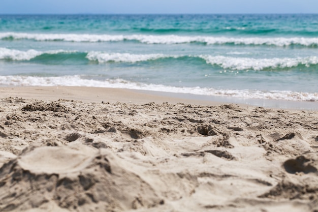 Spiaggia di sabbia e onde del mare