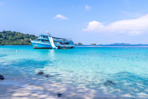 Spiaggia di sabbia e yacht moderni nella città di Rodi Rodi Mar Mediterraneo Grecia