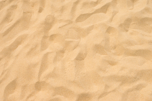 Spiaggia di sabbia fine sotto il sole estivo