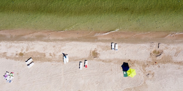 spiaggia di sabbia in riva al mare vista dall'alto sfondo estivo