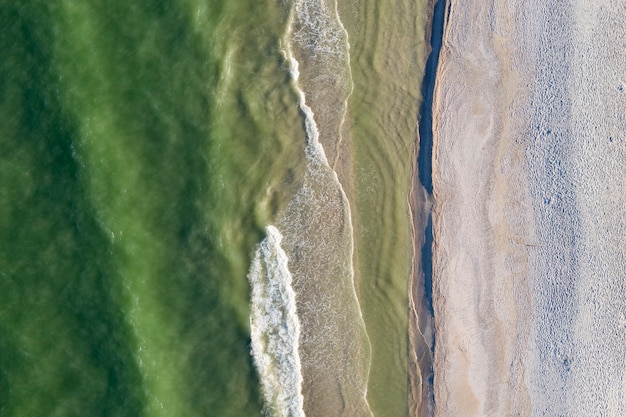 spiaggia di sabbia in riva al mare, vista dall'alto