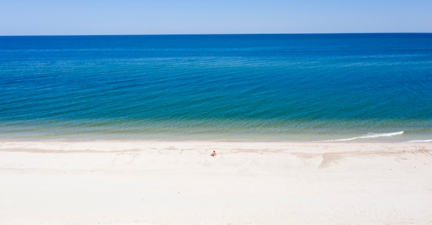 spiaggia di sabbia in riva al mare, vista dall'alto