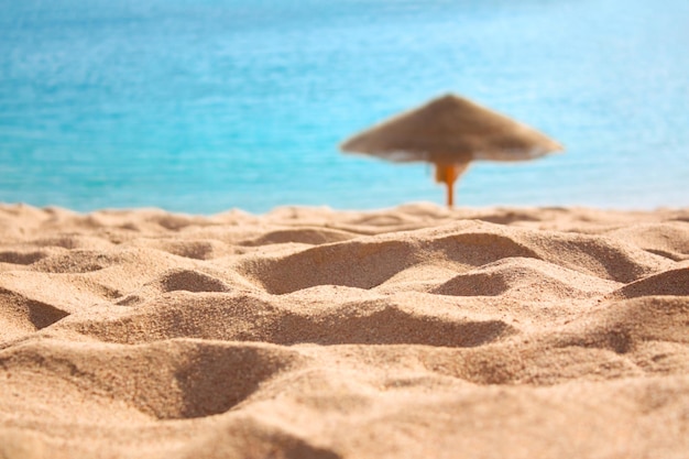 Spiaggia di sabbia nel concetto di vacanze estive e vacanze estive di viaggio sul mare