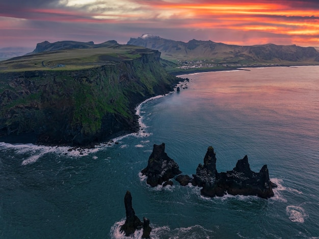 Spiaggia di sabbia nera islandese con onde enormi a reynisfjara vik