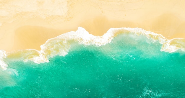 Spiaggia di sabbia solitaria Acqua di mare Viaggi estivi