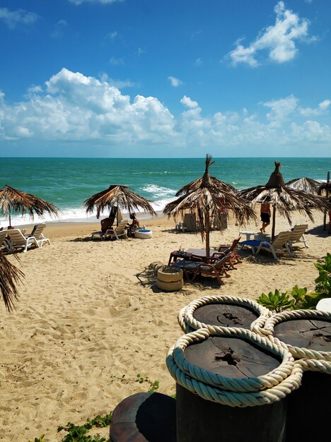 Spiaggia di sabbia tropicale in riva all'oceano. Atmosfera di relax.