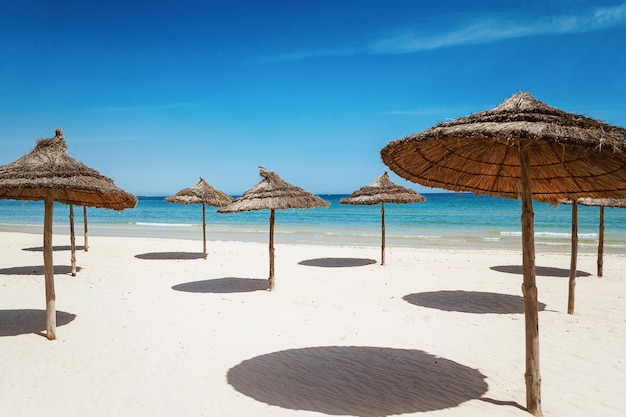 Spiaggia di sabbia vicino al mare.