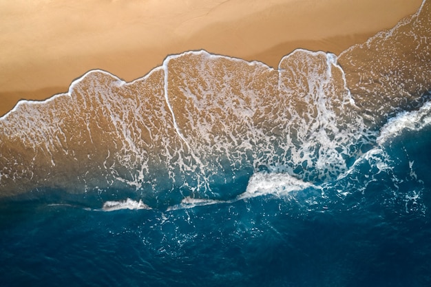 Spiaggia di sabbia vista mare oceano