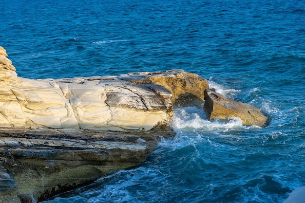 Spiaggia di scogliere bianche sull'isola di Cipro