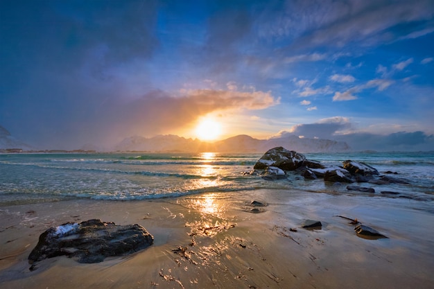 Spiaggia di Skagsanden sul tramonto, isole Lofoten, Norvegia