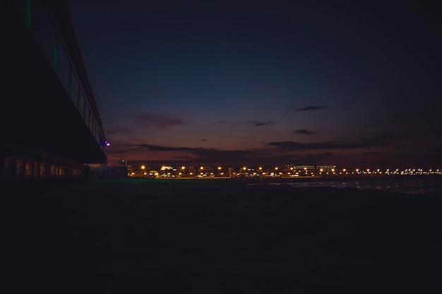 spiaggia di valencia di notte, vista dal porto, Spagna