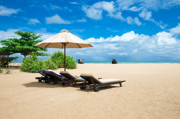 Spiaggia e bellissimo mare tropicale.