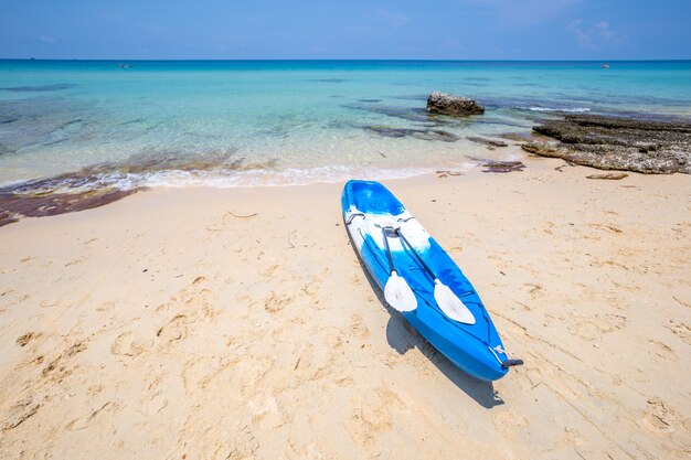 Spiaggia e canoa blu in un'isola tailandese