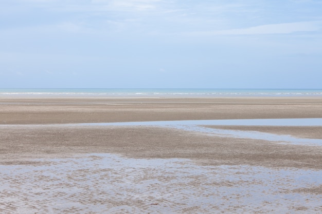 Spiaggia e cielo azzurro, mare e cielo.