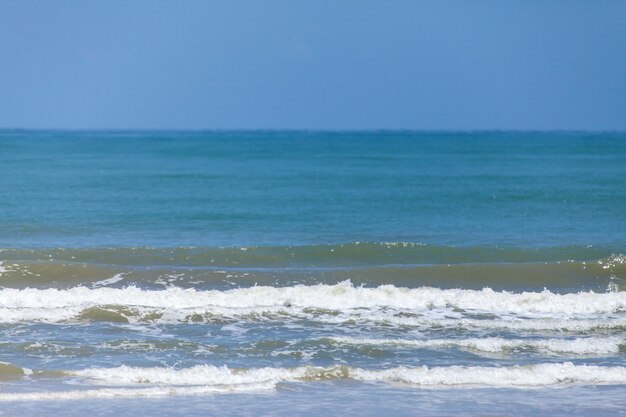 Spiaggia e cielo azzurro, mare e cielo.