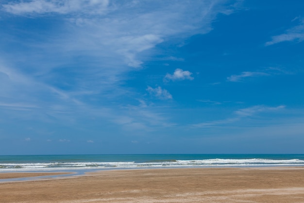 Spiaggia e cielo azzurro, mare e cielo.