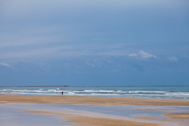 Spiaggia e cielo azzurro, mare e cielo.