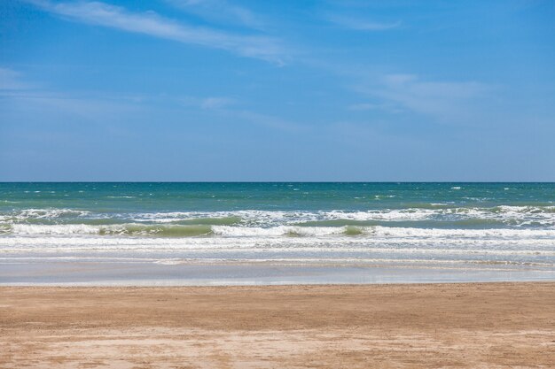 Spiaggia e cielo azzurro