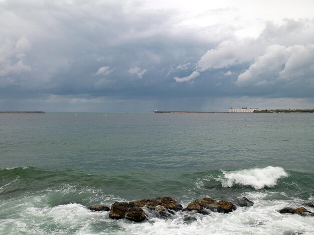 spiaggia e cielo con nuvole, Crimea, Ucraina