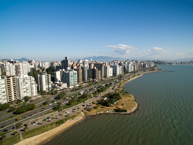 Spiaggia e edifici Beira Mar Norte / Florianopolis. Santa Catarina, Brasile. Luglio 2017