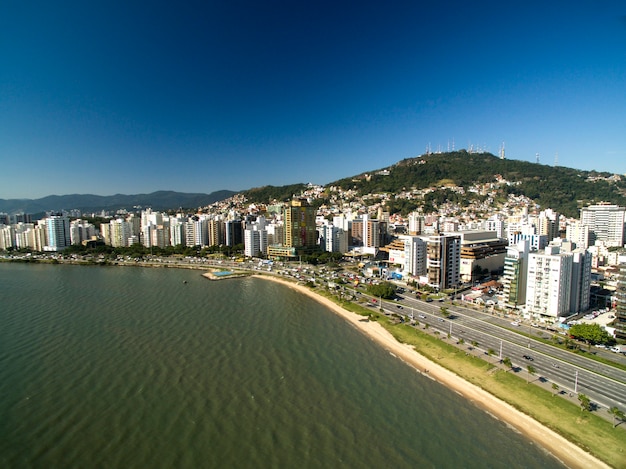 Spiaggia e edifici Beira Mar Norte / Florianopolis. Santa Catarina, Brasile. Luglio 2017