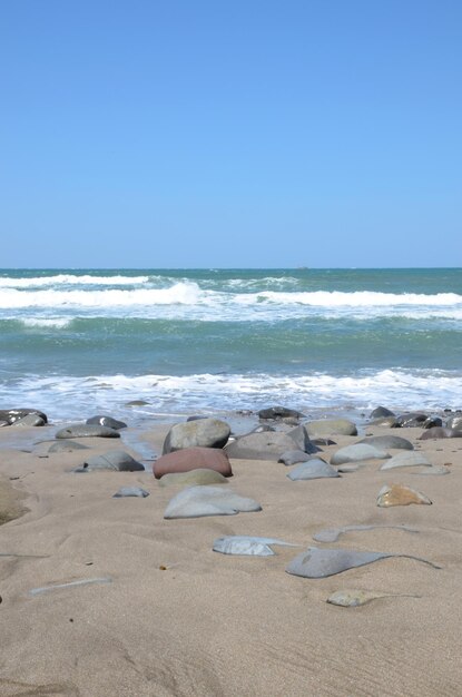 Spiaggia e mare blu in riva al mare