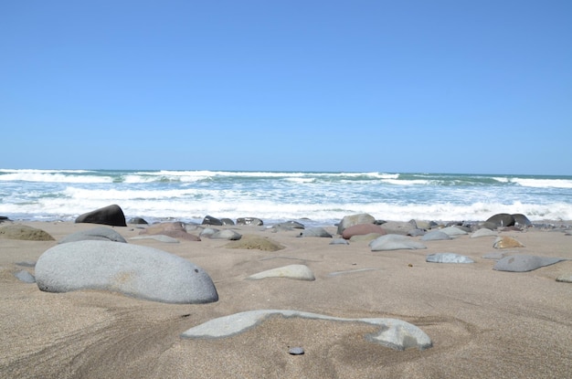 Spiaggia e mare blu in riva al mare