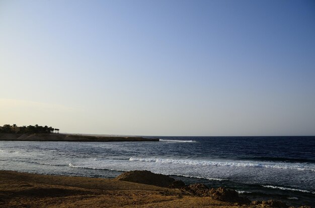 Spiaggia e mare con orizzonte