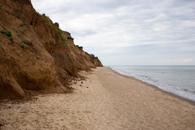 Spiaggia e mare con scogliera a picco