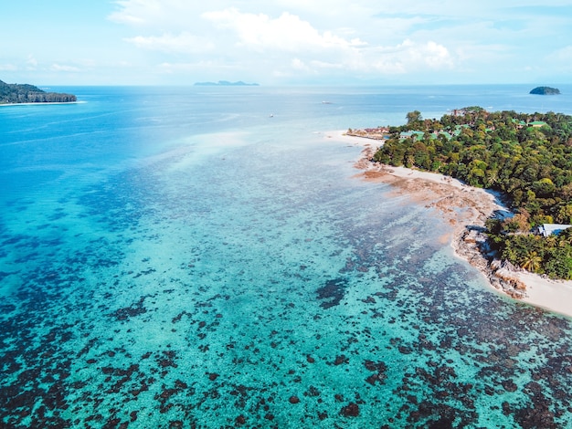 Spiaggia e mare dell'isola, mare cristallino dell'isola dall'alto