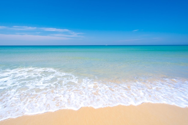 Spiaggia e mare in una giornata estiva