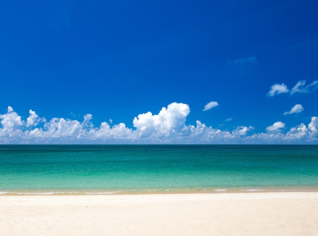 Spiaggia e mare tropicale con bel cielo