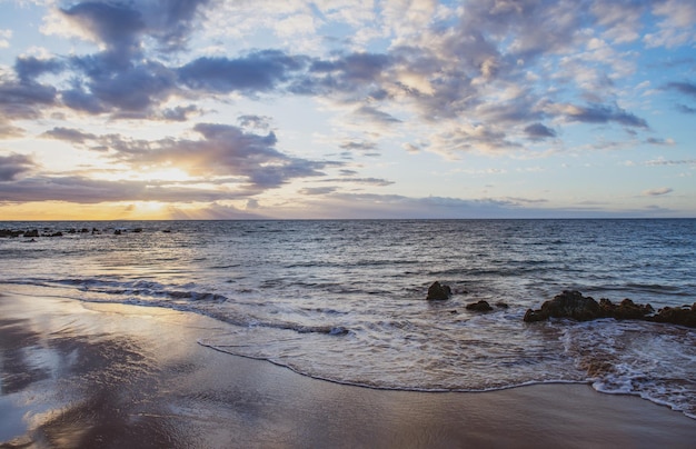 Spiaggia e mare tropicale. Priorità bassa del paesaggio dell'oceano della natura.