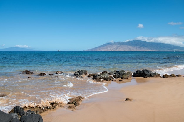 Spiaggia e mare tropicale sullo sfondo del concetto di relax estivo