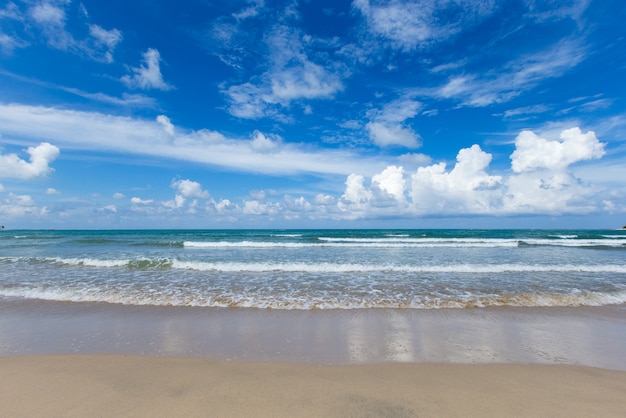 Spiaggia e mare tropicale