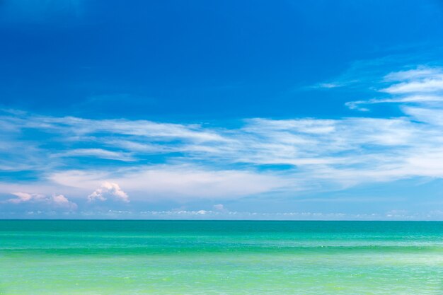 Spiaggia e mare tropicale