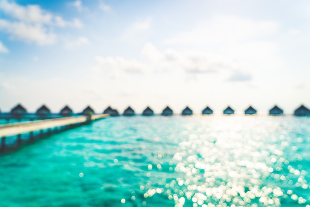 Spiaggia e mare tropicali della sfuocatura astratta in Maldive