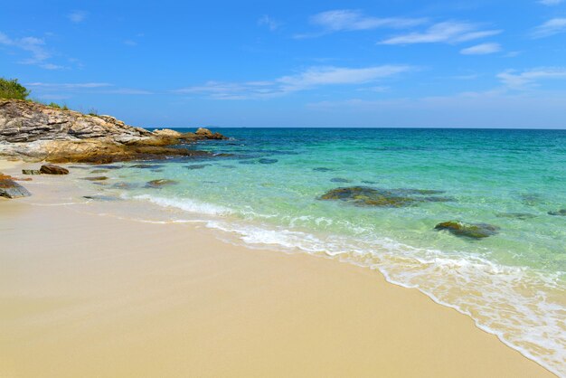 Spiaggia e mare tropicali di scena della natura nell'isola Tailandia di Koh Samed