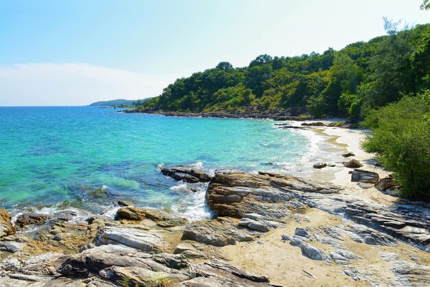 Spiaggia e mare tropicali di scena della natura nell'isola Tailandia di Koh Samed