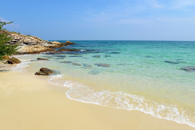 Spiaggia e mare tropicali di scena della natura nell'isola Tailandia di Koh Samed