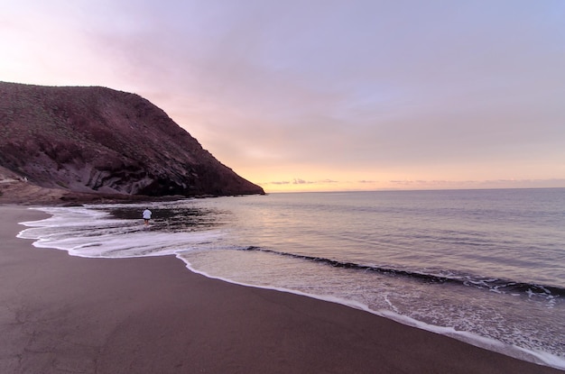 Spiaggia e onde all'ora dell'alba